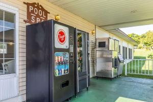 een drankenautomaat aan de zijkant van een huis bij Quality Inn Lakefront in Saint Ignace