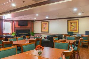 ห้องอาหารหรือที่รับประทานอาหารของ Quality Inn & Suites Detroit Metro Airport