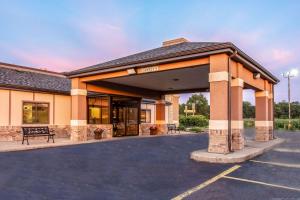 マスキーゴンにあるCountry Inn & Suites by Radisson, Muskegon, MIの建物の前の空の駐車場