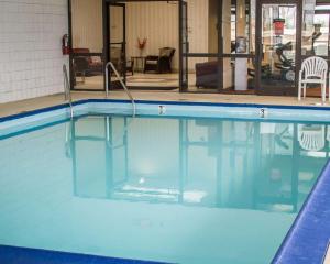 Quality Inn & Suites في بورت هورون: مسبح كبير بمياه زرقاء