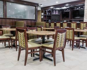 - une salle à manger avec une table et des chaises dans l'établissement Comfort Inn Metro Airport Romulus, à Romulus
