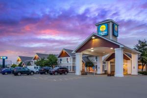 a gas station with cars parked in a parking lot at Comfort Inn Iron Mountain North in Iron Mountain