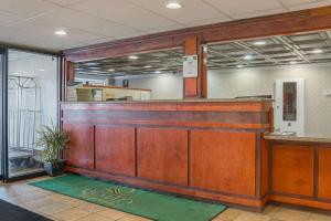 a lobby with a cashier counter in a building at Quality Inn & Suites Detroit Metro Airport in Romulus