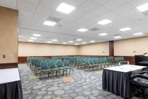 A área empresarial e/ ou a sala de conferências de Clarion Hotel Detroit Metro Airport