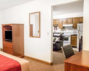 a room with a bed and a room with a kitchen at Econo Lodge On the Bay in Menominee