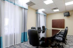 A área empresarial e/ ou a sala de conferências de Clarion Hotel Detroit Metro Airport