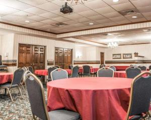 una sala de conferencias con mesas y sillas rojas en Quality Inn Southfield, en Southfield