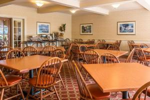 une salle à manger avec des tables et des chaises en bois dans l'établissement Comfort Inn Chelsea, à Chelsea