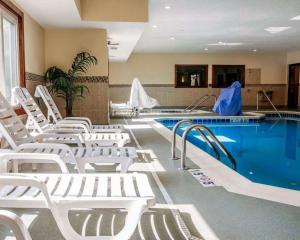 בריכת השחייה שנמצאת ב-Comfort Suites Benton Harbor - St. Joseph או באזור
