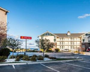 Gallery image of Mackinaw City Clarion Hotel Beachfront in Mackinaw City