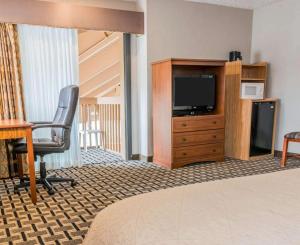 A television and/or entertainment centre at Quality Inn Grand Rapids North