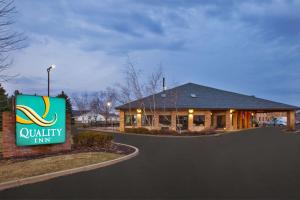 un edificio con una señal para una posada de calidad en Quality Inn Marshall near I-69, en Marshall