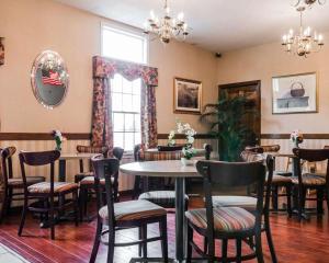 a dining room with tables and chairs and a window at Econo Lodge & Suites in Cascade