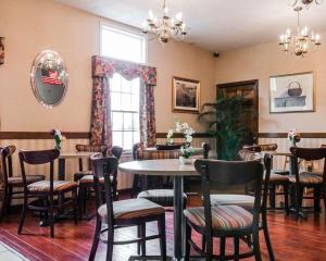 jadalnia ze stołami i krzesłami oraz oknem w obiekcie Econo Lodge & Suites w mieście Cascade