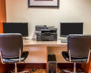 twee stoelen en een bureau met twee monitors en een printer bij Quality Inn Near Interstate I94 in New Buffalo