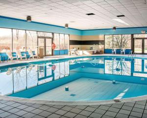 Quality Inn & Suites 내부 또는 인근 수영장