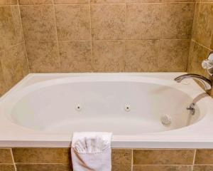 a white bath tub in a bathroom at Quality Inn Auburn Hills in Auburn Hills
