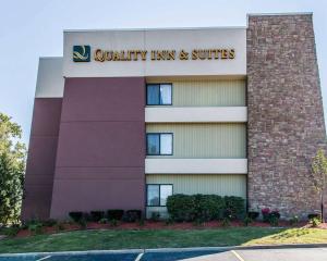 a view of a quality inn and suites building at Quality Inn & Suites Warren - Detroit in Warren