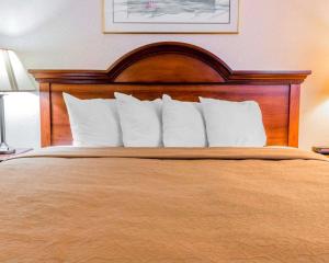 Кровать или кровати в номере Quality Inn Grand Rapids North