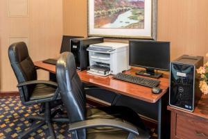 an office with a desk with a computer and a printer at Quality Inn Auburn Hills in Auburn Hills