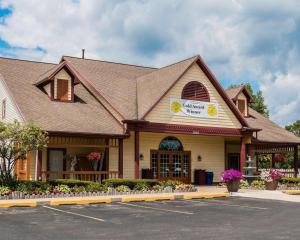 Econo Lodge & Suites في Cascade: يوجد متجر أمام مبنى به زهور في موقف السيارات
