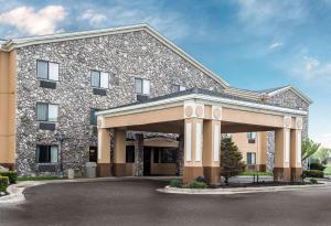 - un grand bâtiment en pierre avec une grande entrée dans l'établissement Econo Lodge Inn & Suites Monroe, à Monroe