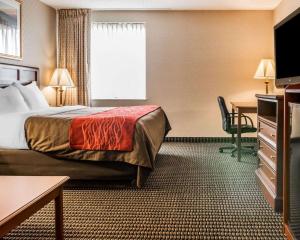 A bed or beds in a room at Comfort Inn Utica