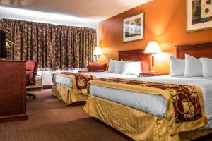 Ένα ή περισσότερα κρεβάτια σε δωμάτιο στο Rodeway Inn