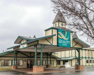 un edificio con una torre de reloj encima en Quality Inn, en Gaylord