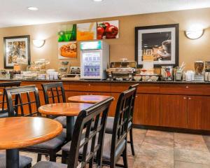 a fast food restaurant with tables and a counter at Quality Inn Auburn Hills in Auburn Hills