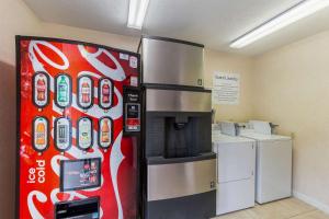 una máquina expendedora de coca cola en una habitación en Rodeway Inn, en Ludington