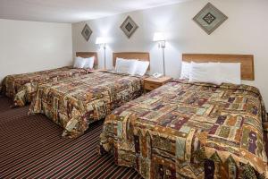 une chambre d'hôtel avec 2 lits et un téléphone dans l'établissement Rodeway Inn & Suites Austin, à Austin