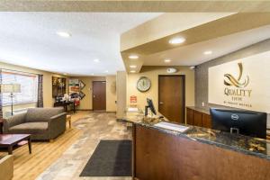 Μια τηλεόραση ή/και κέντρο ψυχαγωγίας στο Quality Inn Marshall near University