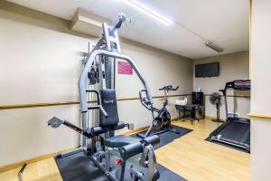 Fitness centrum a/nebo fitness zařízení v ubytování Quality Inn & Suites Arden Hills - Saint Paul North