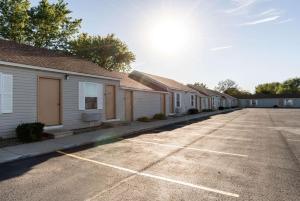 una fila de casas en un estacionamiento en Rodeway Inn & Suites Austin, en Austin