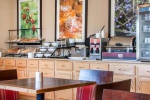 un restaurant avec une table et un comptoir de nourriture dans l'établissement Comfort Inn, à Fergus Falls