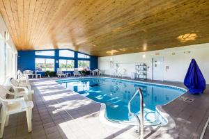 Πισίνα στο ή κοντά στο Quality Inn Marshall near University