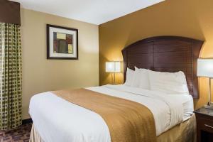 Postel nebo postele na pokoji v ubytování Quality Inn & Suites Arden Hills - Saint Paul North