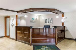 Quality Inn and Suites - Arden Hills tesisinde lobi veya resepsiyon alanı