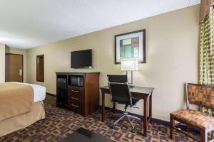 TV a/nebo společenská místnost v ubytování Quality Inn & Suites Arden Hills - Saint Paul North