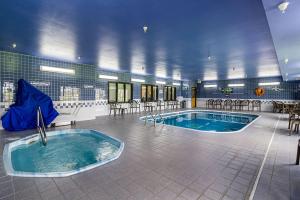 una piscina con bañera en el centro de una habitación en Econo Lodge Luverne I-90, en Luverne