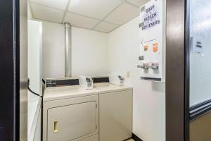 Kuchyň nebo kuchyňský kout v ubytování Quality Inn & Suites Arden Hills - Saint Paul North