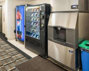 una macchina per bibite in camera con un refrigeratore per bevande di Brooklyn Center Quality Inn a Brooklyn Center