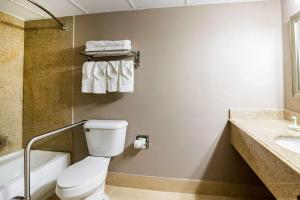 Koupelna v ubytování Quality Inn & Suites Arden Hills - Saint Paul North