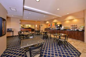 a dining room with tables, chairs, and tables at Comfort Inn Albert Lea in Albert Lea