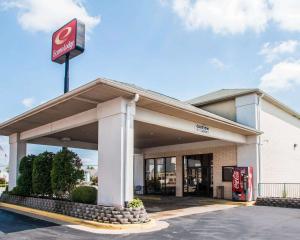a cole slangler gas station with a sign on it at Econo Lodge Springfield I-44 in Springfield