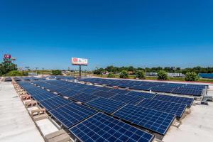 une rangée de panneaux solaires sur le toit dans l'établissement Econo Lodge Oak Grove-Blue Springs, à Oak Grove