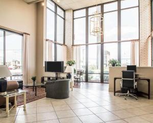 an office with a large room with large windows at Econo Lodge Springfield I-44 in Springfield