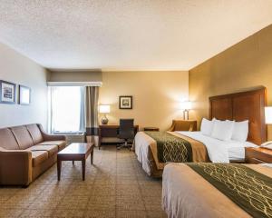 a hotel room with two beds and a couch at Quality Inn Cameron in Cameron +19 photos