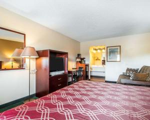 um quarto de hotel com uma cama e uma televisão de ecrã plano em Econo Lodge Springfield I-44 em Springfield